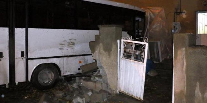Halk otobüsü eve girdi