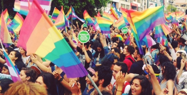 Guardian: AKP, ülkedeki LGBTİ faaliyetlerini engellemeye çalışıyor