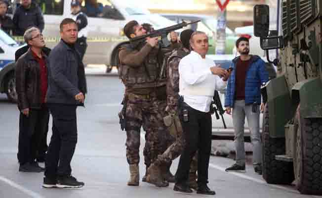 Adana'da polisten kaçan kişi ailesini rehin aldı