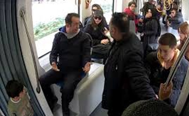 Tramvaydaki sosyal deney kontrolden çıkınca...
