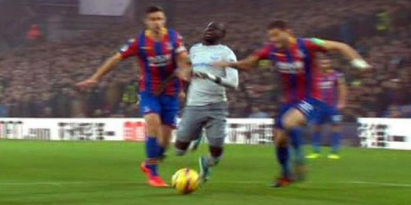 Kendini yere atan Niasse'ye 2 maç ceza