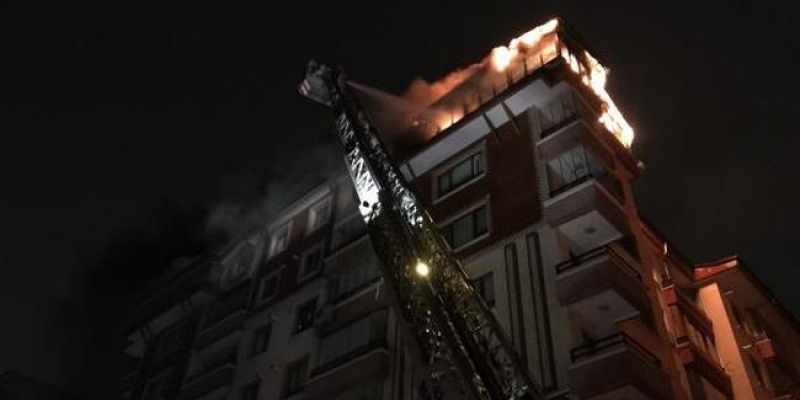 Başkent’te 5 katlı binanın çatı katında yangın