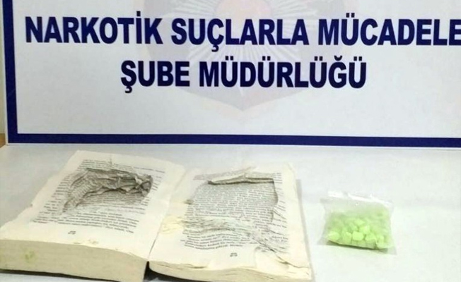 Suç ve Ceza kitabının arasına 110 uyuşturucu hap saklamış!