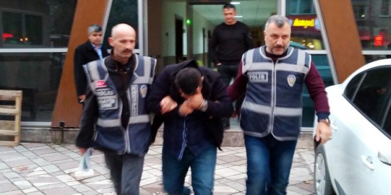 Kendini subay olarak tanıtıp kadınların uygunsuz fotoğraflarını çeken dolandırıcı yakalandı