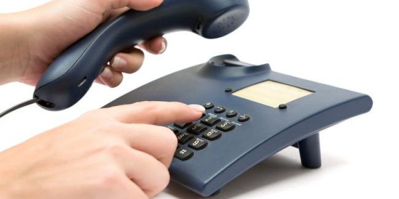 Telefon dolandırıcısına bileziklerini teslim etti