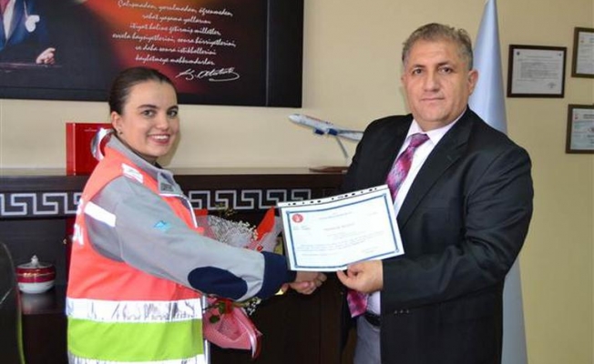 Kokpitin camına vurarak kaptan pilotu uyardı: Ödül verilecek