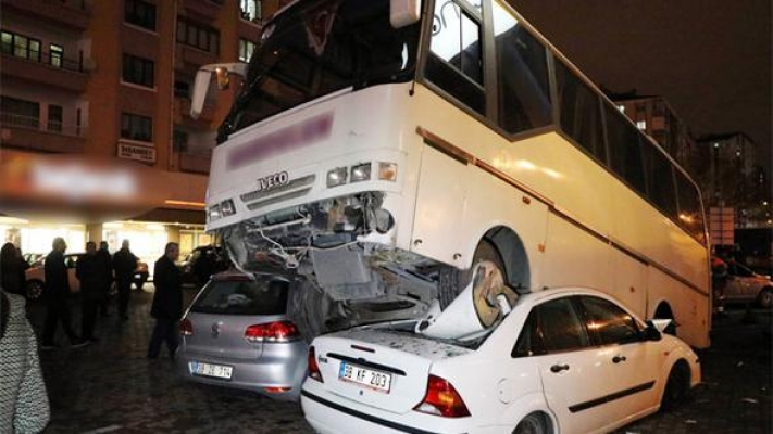 Minibüs iki aracı ezdi!