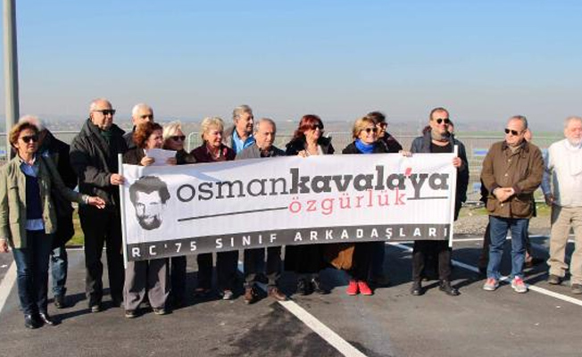 Sınıf arkadaşlarından Osman Kavala'ya cezaevi önünde destek