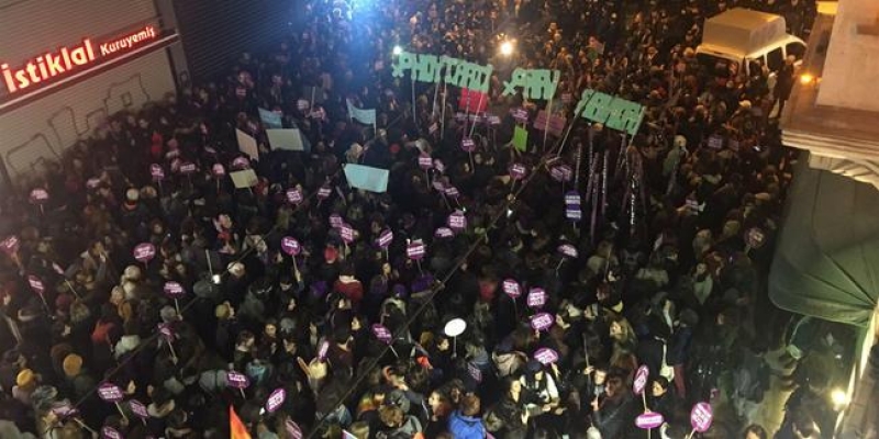 Binlerce kadın şiddete karşı İstiklal Caddesi'nde yürüdü