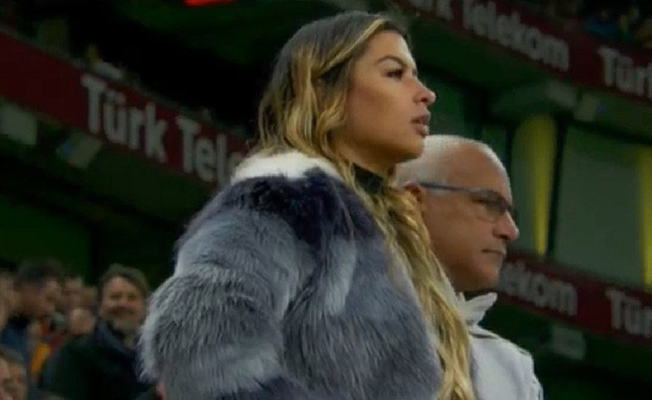 Galatasaraylı yıldızın eşinden olay hareket!