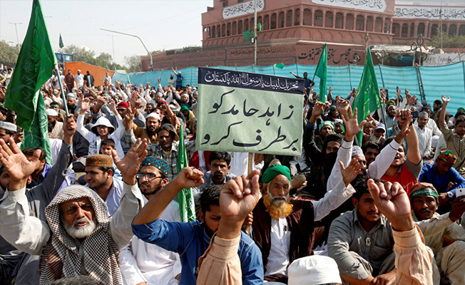 Pakistan'da 'bakan gitti', protestolar bitti