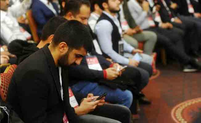 Teknoloji bağımlılığı kongresinde cep telefonları ellerden düşmedi