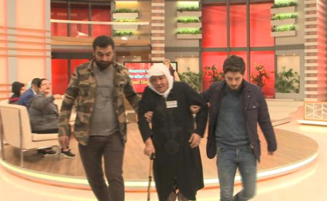 14 yaşındaki kızı kaçırıp işkence yapan yaşlı kadın canlı yayında gözaltına alındı!