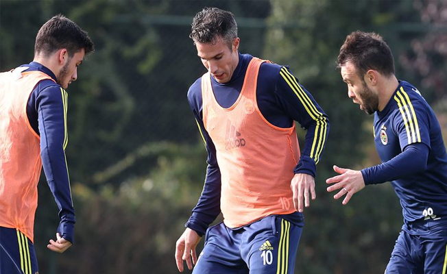 Robin van Persie sahalara dönüyor