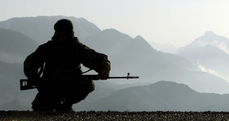 Hakkari'de kayalıktan düşen asker şehit oldu