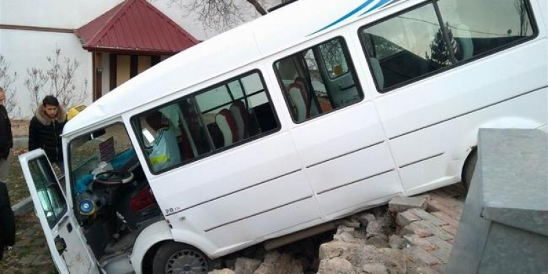 Freni patlayan minibüs bahçe duvarından aşağı düştü