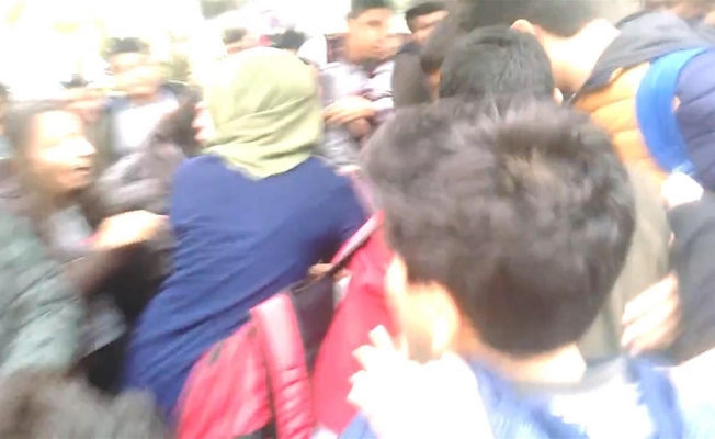 Ortaokul öğrencisi kızlar, saç saça kavga etti, erkekler tezahürat yaptı!