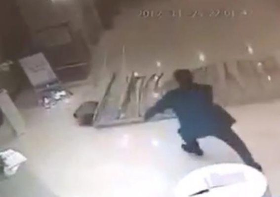 6 yaşındaki çocuk otelde takın altında kaldı
