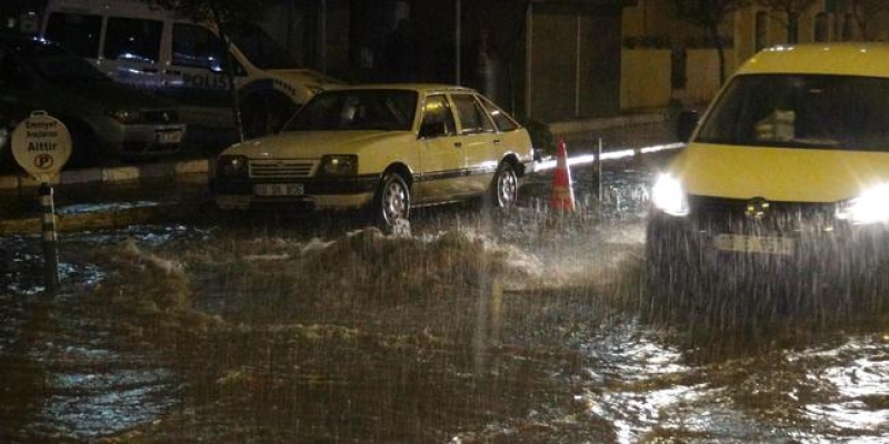 Bandırma’da sağanak yağmur, caddeleri göle çevirdi