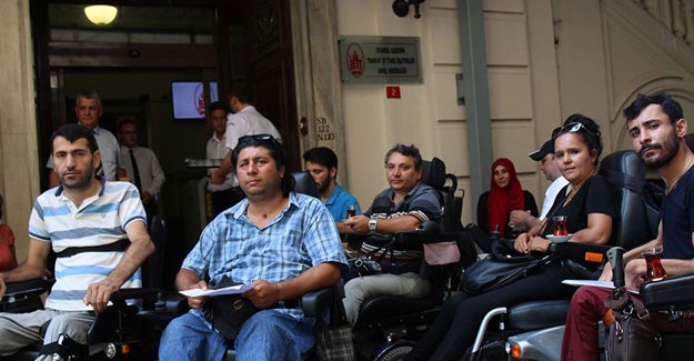 Ulaşımda zorlanan engelliler İETT önünde anlattı
