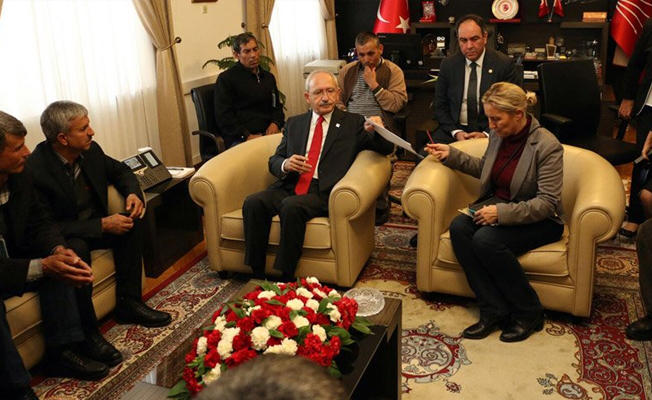 Tarikat yurdunda diri diri yanan öğrencilerin aileleri Kılıçdaroğlu'nun yanında