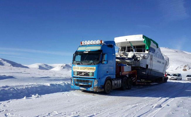 Lüks yat, karlı dağları aşıp Trabzon'a ulaştı!