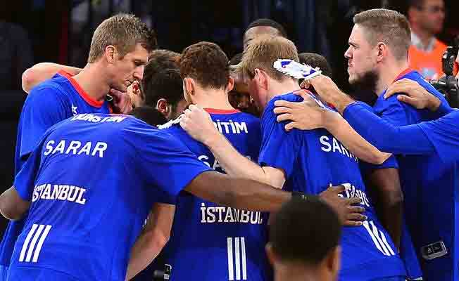 Anadolu Efes evinde ilk peşinde
