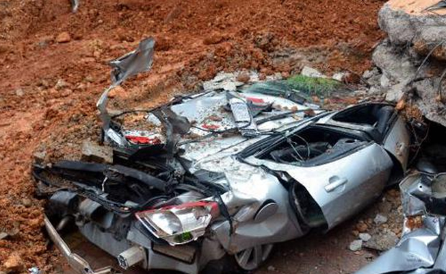 İstinat duvarı çöktü, otomobiller altında kaldı!
