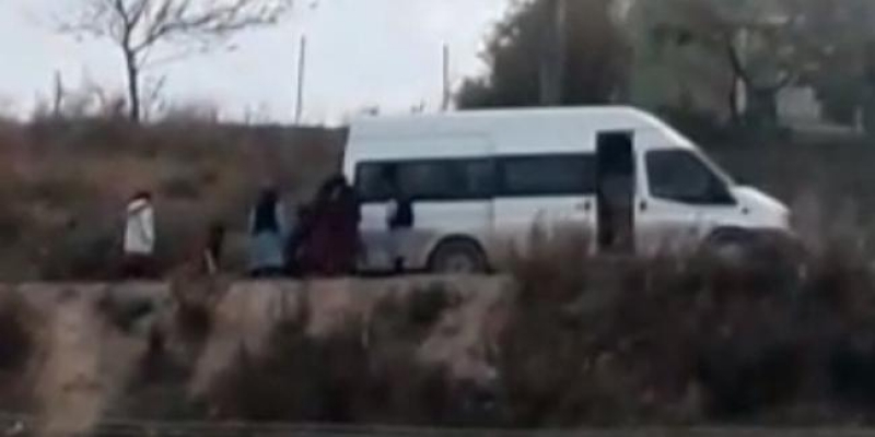 Çamurlu yola saplanan okul servisini kız öğrenciler iterek çıkardı