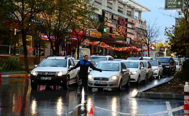 Beylikdüzü Belediyesi zabıta ekipleri trafiği rahatlamak için görevde