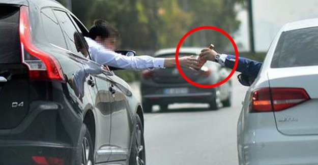Trafikte 'bira alışverişi' böyle görüntülendi