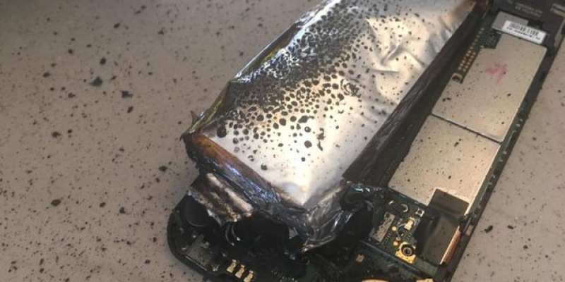 Masada duruyordu: Cep telefonu bomba gibi patladı...