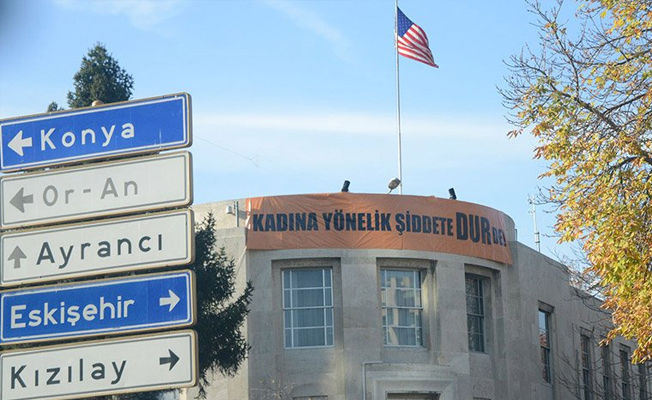 ABD Büyükelçiliği binasına ‘Kadına Şiddete Dur De' pankartı asıldı
