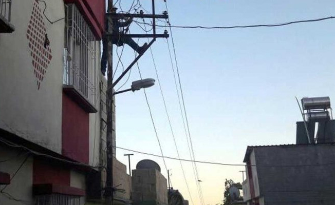 Aydınlatma direğini onaran 3 işçi, elektrik akımına kapıldı