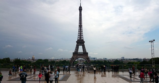 Saldırılar, grevler ve seller Paris turizmini vurdu
