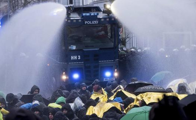 Almanya'da polis ve protestocular arasında çatışma!