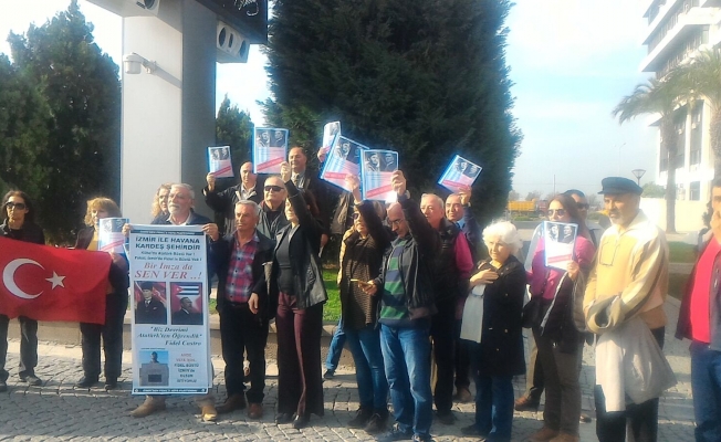 İzmir’de Fidel Büstü İçin imza kampanyası