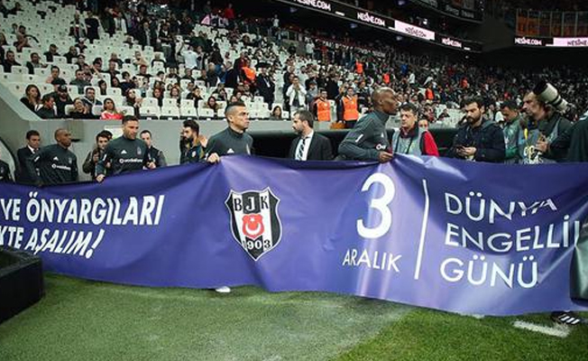 Beşiktaş’tan engellilere pankartlı destek