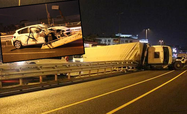 TIR metrobüs yoluna devrildi: Yaralılar var