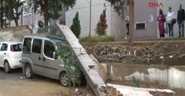 Okulun bahçe duvarı araçların üzerine yıkıldı
