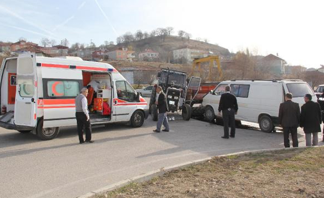 Minibüs ile traktör çarpıştı: Çok sayıda yaralı var!