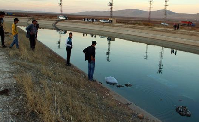 'Çocuk işçileri' taşıyan traktör sulama kanalına düştü
