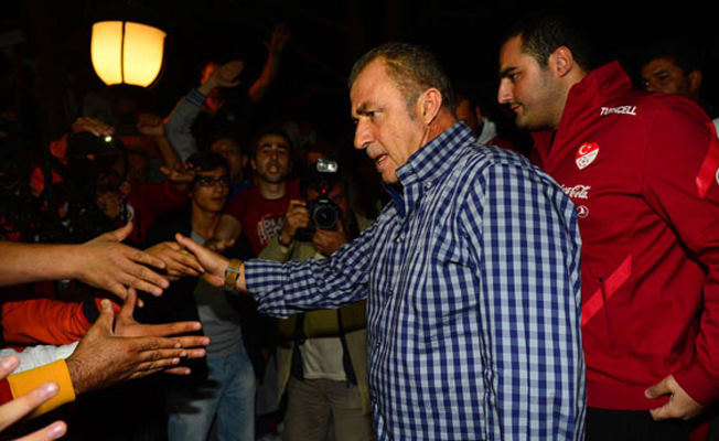 Galatasaray taraftarları gece yarısı Terim'in evine gitti!