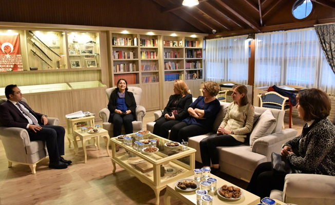 Kendilerine seçme-seçilme hakkını veren Atatürk’e tarihi mekanda teşekkür ettiler