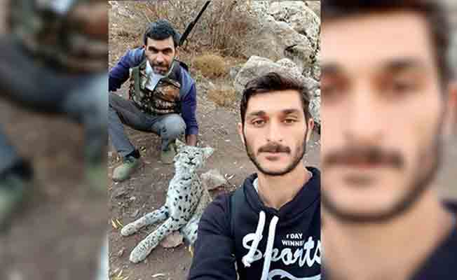 Öldürdükleri vaşakla fotoğraf çektirip, sosyal medyada paylaştılar!