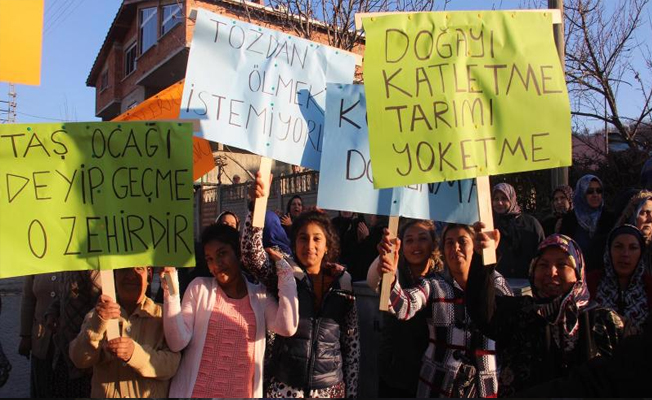 Taş ocağı istemeyen köylüler toplantıyı protesto etti