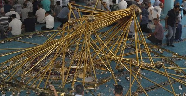 Kayseri'de cami cemaatinin üzerine avize düştü