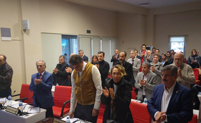 Belediye meclisinde alkışlı protesto