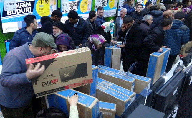Teknoloji mağazasındaki indirim izdihama yol açtı