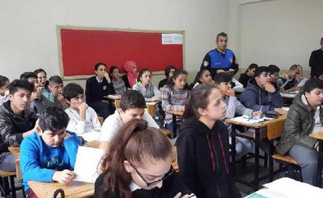 Polisten öğrencilere seminer